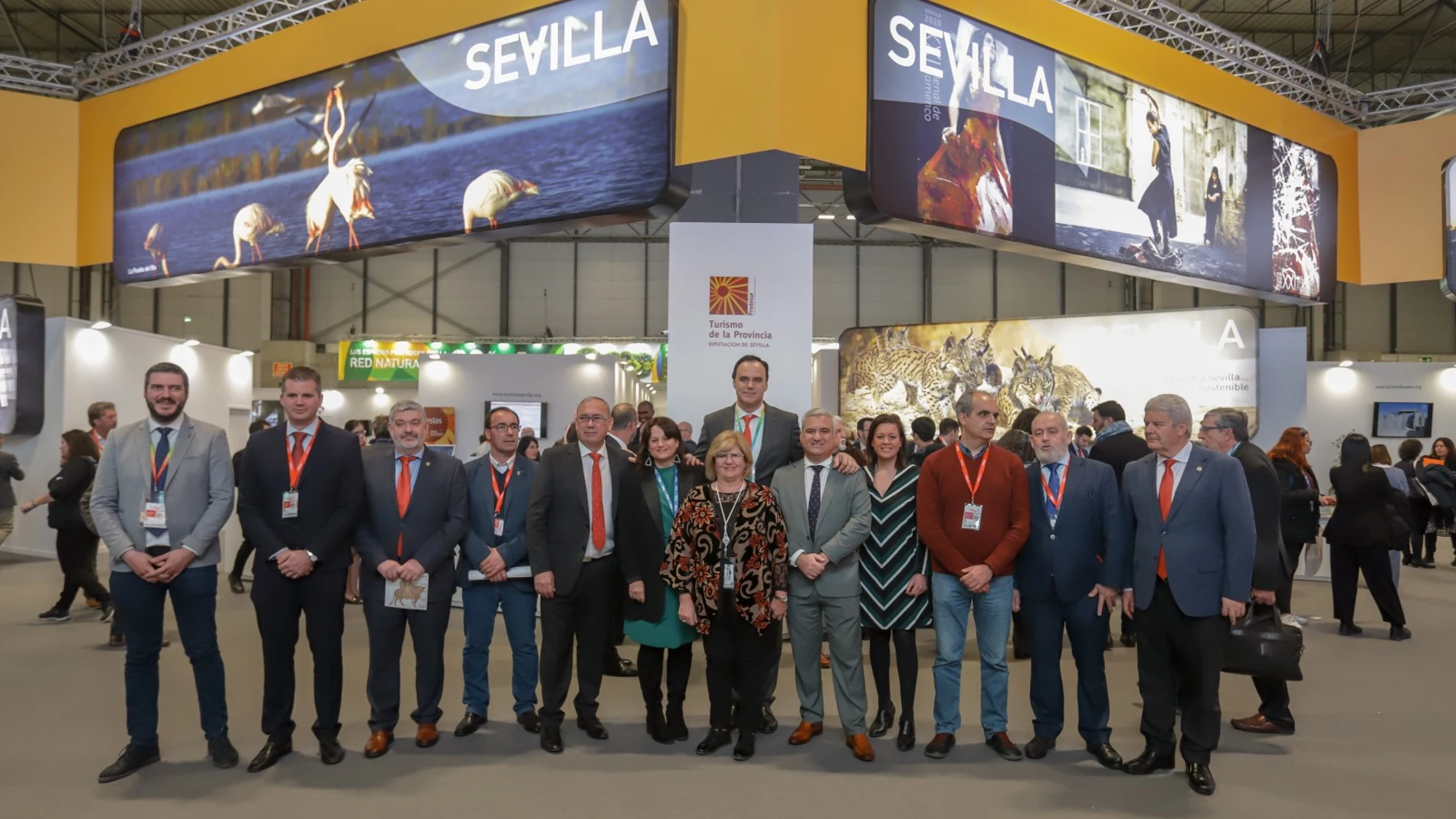 La vicepresidenta de Prodetur, Manuela Cabello, junto a los representantes de los ayuntamientos sevillanos