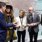 El consejero de Cultura, Javier Ortega, conversa el andaluz Juan Marín y la vasca Sonia Pérez tras la promoción del proyecto de la ruta Magallanes-Elcano