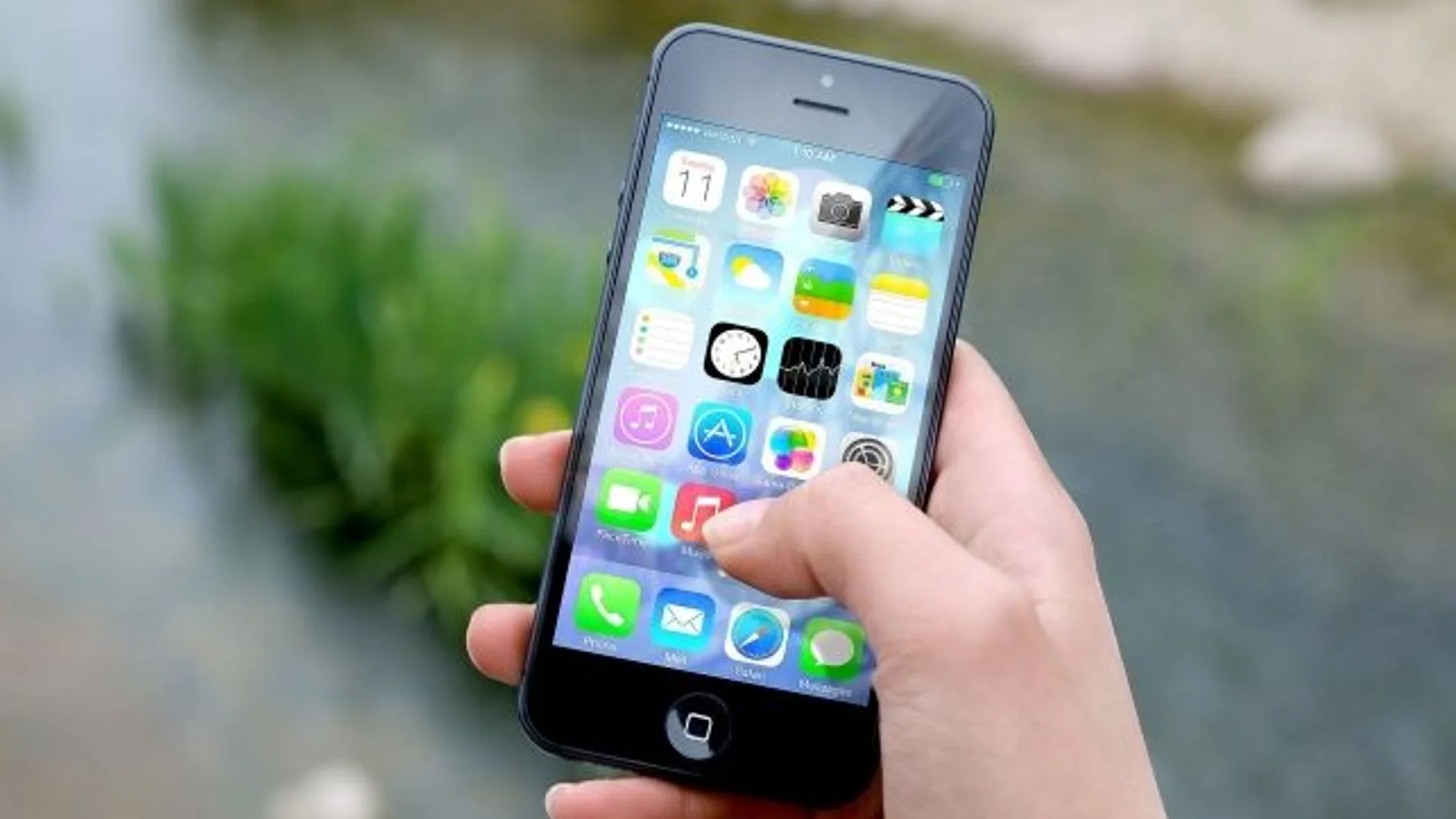 apple hand home screen 3510_643x397