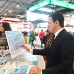 El presidente de la Diputación interacciona en el expositor del destino Costa de Almería