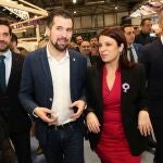 El líder socialista, Luis Tudanca, conversa con Adriana Lastra durante su visita a Fitur, junto a los senadores Ander Gil y Antidio Fagúndez