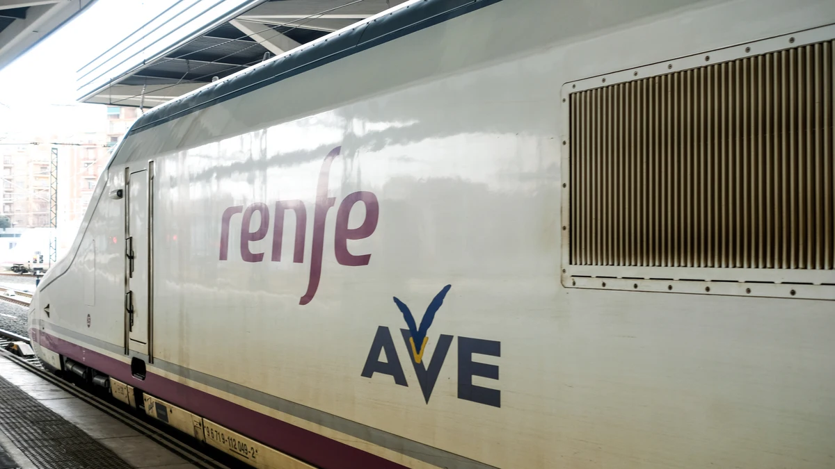 Cabecera de un tren AVE de Renfe en las vías de la Estación de Atocha