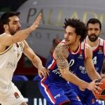 El base estadounidense de Anadolu Efes, Shane Larkin (d), con el balón ante la defensa del jugador argentino del Real Madrid, Facundo Campazzo, durante el partido de Euroliga que disputan esta noche en el Wizink Center de Madrid. EFE/Javier Lizón.