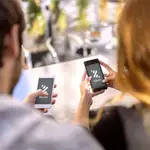 Dos personas haciendo uso de la aplicación de Bizum