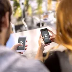 Dos personas haciendo uso de la aplicación de Bizum