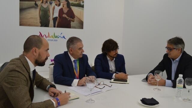 Reunión de representantes de la Junta de Andalucía y Air Europa en Fitur