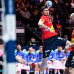 Alex Dujshebaev, a punto de lanzar en el partido ante Eslovenia