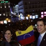 El presidente de la Asamblea Nacional de Venezuela, Juan Guaidó, posa junto a la presidenta de la Comunidad de Madrid, Isabel Díaz Ayuso , en el balcón de la sede de la Comunidad de Madrid en la Puerta del Sol