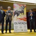 El presidente de la Junta de Extremadura Guillermo Fernández Vara, el empresario taurino José Cutiño y el alcalde de Olivenza Manuel Andrade, durante el acto de presentación de la Feria Taurina de Olivenza