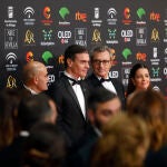 El presidente del Gobierno Pedro Sánchez, posa en la alfombra roja de la 34 edición de los Goya junto a Mariano Barroso