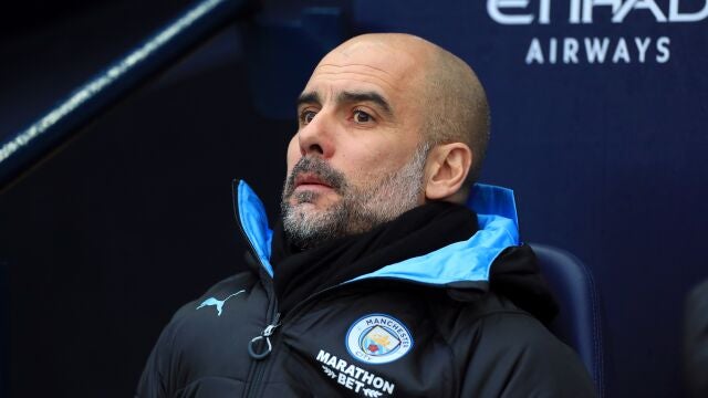 Pep Guardiola en el banquillo