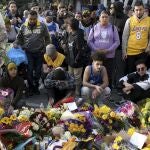 Los aficionados de los Lakers homenajearon a Kobe a las puertas del Staples