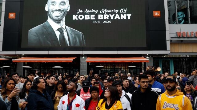 Aficionados de los Lakers en los alrededores del Staples Center