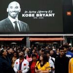 Aficionados de los Lakers en los alrededores del Staples Center