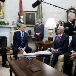 Trump recibió en la Casa Blanca al primer ministro israelí, Benjamin Netanyahu, junto al vicepresidente Pence y el secretario de Estado, Mike Pompeo (derecha)/EFE