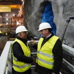 El presidente de Iberdrola, Ignacio Galán, conversa con el primer ministro portugués en el corazón de la megacentral hidroeléctrica del Támega