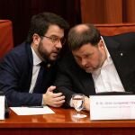 El exvicepresidente de la Generalitat, Oriol Junqueras, condenado a prisión por el 1-0, conversa con el vicepresidente de la Generalitat, Pere Aragonés