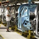 Un trabajador en una fábrica automovilística