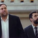 El exvicepresidente de la Generalitat, Oriol Junqueras (i), condenado a prisión por el 1-0, junto al presidente del Parlament, Roger Torrent (d), a su llegada al Parlament.