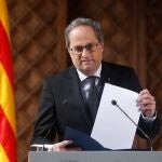 El presidente de la Generalitat, Quim Torra, durante la declaración institucional que ha ofrecido este miércoles en el Palau de la Generalitat en la que ha dicho que la legislatura catalana "ya no tiene más recorrido político", por la falta de "lealtad" de ERC, pero ha decidido posponer el adelanto electoral hasta después de aprobar los presupuestos para 2020.