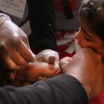 Una enfermera vacuna a una niña en Al-Atareb, Siria.ROAA HASAN/MSF / ROAA HASAN (Foto de ARCHIVO)14/04/2018