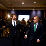 El presidente del PP, Pablo Casado (izq) y el presidente de la ATA, Lorenzo Amor, momentos antes de empezar la reunión de la Junta directiva de ATA, ayer en Madrid. Óscar Cañas / Europa Press