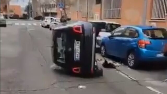 Así quedó el coche, en la calle Ramón y Cajal de Alcorcón