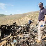 Restos de la aeronave en la colina de Calabasas siendo analizados por la National Transport Safety Board (NTSB)
