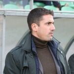 GRAF535. TONDELA (PORTUGAL), 29/01/2020.- El primer entrenador del club portugués Vitória de Setúbal, Julio Velázquez, durante un partido disputado este domingo, 26 de enero de 2020, en el campo del Clube Desportivo de Tondela (Portugal). El ex del Betis y del Villarreal y que dirigió hace dos temporadas al Belenenses luso, asegura en una entrevista con Efe que tiene claro que, a pesar de contar con el segundo presupuesto más bajo de la Liga de Portugal, la clave del buen momento pasa por "la sinergia que existe entre el staff, los jugadores y la afición". EFE/Carlos García