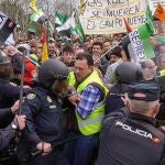 Centenares de agricultores confrontan con miembros de la policía nacional durante una protesta en defensa de unos precios justos, coincidiendo con la inauguración de la Feria Internacional Agroexpo en Don Benito, Badajoz