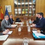 Imagen de la reunión del consejero Luengo y el secretario de Estado, Hugo Morán