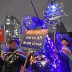 30 January 2020, England, London: Anti-Brexit protestors hold European Union flags during a protest and outside the Houses of Parliament. Photo: Dominic Lipinski/PA Wire/dpa30/01/2020 ONLY FOR USE IN SPAIN