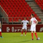 Jugadores del Sevilla durante el partido de octavos de final de la Copa del Rey ante el Mirandés. EFE/Santi Otero