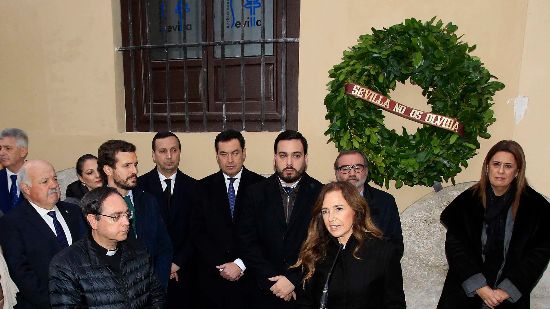 Teresa Jiménez-Becerril junto a, entre otros, Juanma Moreno, Pablo Casado y Sonia Gaya