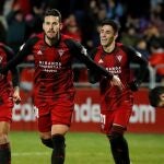 El centrocampista del Mirandés Álvaro Rey (2-i) celebra tras marcar el tercer gol ante el Sevilla, durante el partido de octavos de final de la Copa del Rey disputado esta noche en el estadio de Anduva, en Miranda de Ebro
