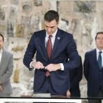 El presidente del Gobierno, Pedro Sánchez, durante la firma con patronal y sindicatos del acuerdo para subir el salario mínimo a 950 euros en 2020. Detrás, el vicepresidente Pablo Iglesias, y el presidente de la CEOE, Antonio Garamendi