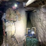 Un agente estadounidense de la oficina de frontera en la galería del narcotúnel