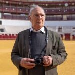 El cineasta Carlos Saura posa ante los medios momentos antes de inaugurar en el centro cultural de La Malagueta la exposición fotográfica titulada "Flamenco". EFE/Carlos Díaz