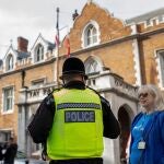 Un policía local custodia un edificio oficial en Gibraltar