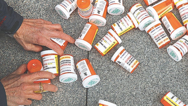 Tarros de OxyContin en una manifestación contra los opiáceos en 2019 en Washington