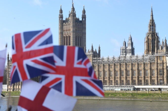 Banderas del Reino Unido frente al Parlamento británico