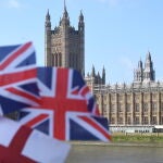 Banderas del Reino Unido frente al Parlamento británico