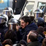 Alberto Rodríguez, diputado de Podemos, durante un desahucio en calle Argumosa (Madrid)