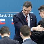 Pedro Sánchez, ayer en la localidad portuguesa de Beja, preparándose para la foto de familia de los jefes de gobierno europeos en la cumbre «Amigos de la cohesión»