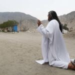 Un seguidor de Ezequiel ora en la sede de la iglesia Matriz de la Misión Israelita del Nuevo Pacto Universal (Aeminpu). De esta secta surge el Frente Popular Agrícola del Perú (Frepap) que, tras 20 años de ausencia ha vuelto al Senado