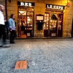 El lugar en el que fue asesinado Gregorio Ordóñez por ETA hace 25 años en San Sebastián / EFE Juan Herrero