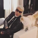 Karl Lagerfeld junto a Choupette