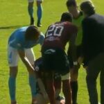 Pablo Alfaro salta al campo para ayudar a un jugador rival