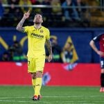 El delantero del Villarreal Paco Alcácer celebra tras marcar ante el Osasuna, durante el partido de Liga en Primera División que disputan este domingo en el estadio de La Cerámica, en Villarreal