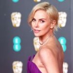 -FOTODELDÍA- EPA9465. LONDRES (REINO UNIDO), 02/02/2020.- La actriz Charlize Theron posa a su llegada a la edición número 73 de los premios BAFTA de la academia británica del cine, que se celebra este domingo en Londres (Reino Unido), con Joker, The Irishman, Once Upon a Time in Hollywood y 1917 como grandes favoritas. EFE/Neil Hall